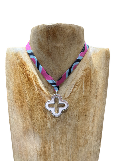 Collier 4 Feuilles en soie imprimée et pampille argentée – Bijou artisanal made in Lyon