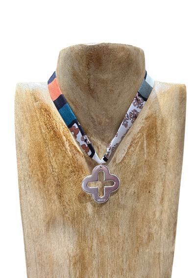 Collier 4 Feuilles en soie imprimée et pampille argentée – Édition artisanale made in Lyon