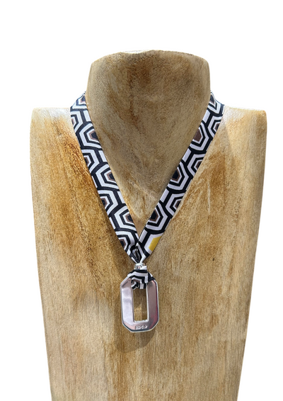 Collier Rectangle en soie et pampille argentée – Bijou artisanal lyonnais minimaliste