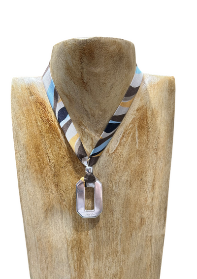 Collier Rectangle en soie imprimée et pampille argentée – Création artisanale lyonnaise au design graphique