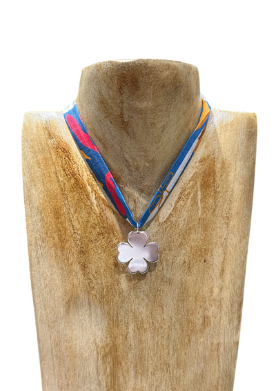 Collier Trèfle en soie imprimée colorée et pampille argentée – Bijou artisanal lyonnais vibrant