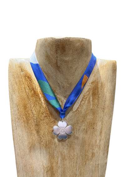 Collier Trèfle en soie imprimée et pampille argentée – Bijou artisanal made in Lyon