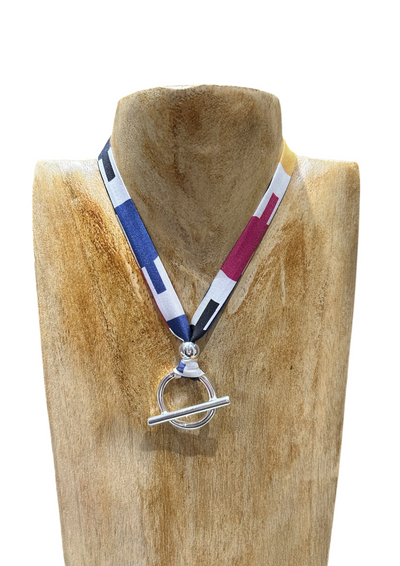 collier en soie secret de cuir rond barre